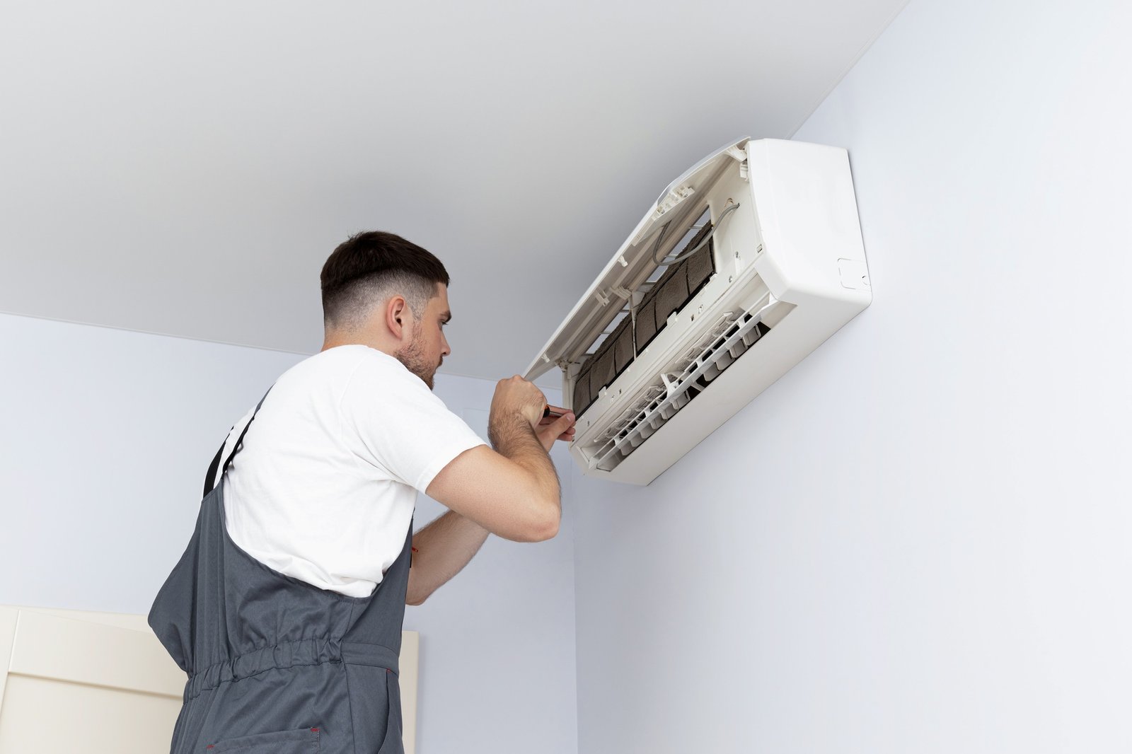 Male air conditioner maister fixing air conditioner